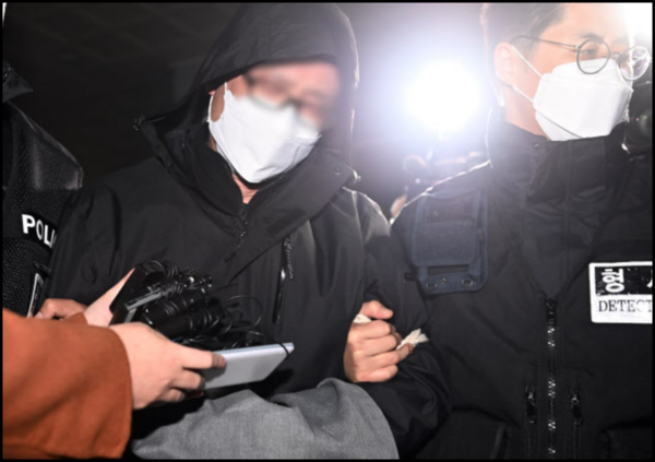 아내와 두 아들을 살해한 혐의로 긴급 체포된 A씨가 26일 오후 경기도 광명경찰서에서 유치장으로 압송되고 있다 (사진=뉴시스)
