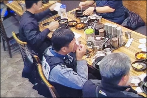 10월29일 오후 9시44분 서울 용산경찰서 인근 설렁탕집에서 식사를 마무리하는 이 전 서장과 경찰 간부들. 이 전 서장은 구석 자리에 있어 폐쇄회로텔레비전에 찍히지 않았다.