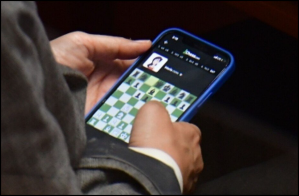 2022년 11월 10일 오후 국회에서 열린 본회의에서 핸드폰으로 모바일 체스 게임을 하는 장면이 포착되었다.