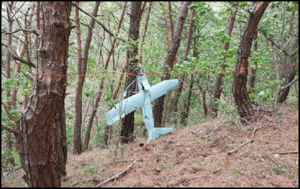 17년 6월 9일 강원도 전방 지역 야산에서 발견된 북한군 무인기로 추정되는 비행체. 이 무인기는 경북 성주의 주한미군 사드 배치 부지까지 정찰한 것으로 확인됐다. 합동참모본부 제공