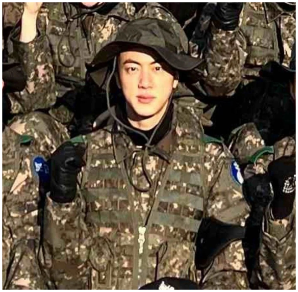 지난해 12월 13일 경기도 연천 소재 육군 제5보병사단 신병교육대로 입소한 진은 5주간의 기초 군사 훈련을 받는 중이다.