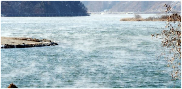 한파가 몰아친 24일 강원 춘천시 의암호에 물안개가 피어나고 있다. 연합뉴스