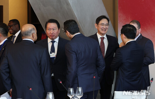 이재용 삼성전자 회장과 최태원 SK그룹 회장이 18일(현지시간) 다보스 시내 한 호텔에서 열린 '글로벌 CEO와의 오찬'에서 참석자들과 환담하고 있다. 