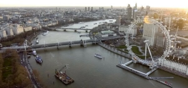  2000년에 세워진 대형 관람차 런던의 최고 인기 장소인 런던 아이
