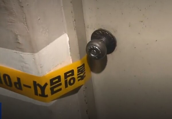 60대 남성이 숨진 사건이 벌어진 서울 중랑구 한 아파트 지하주차장의 비상구 출입문. KBS 보도화면 캡처